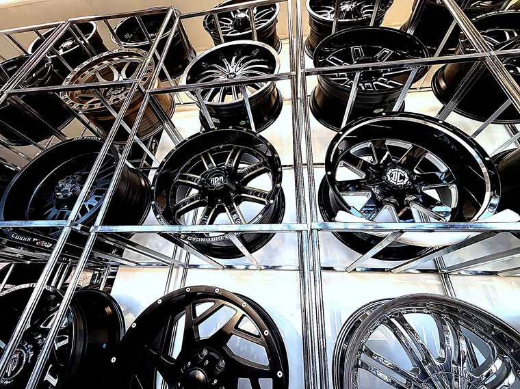 custom wheel display aurora co llantera del norte