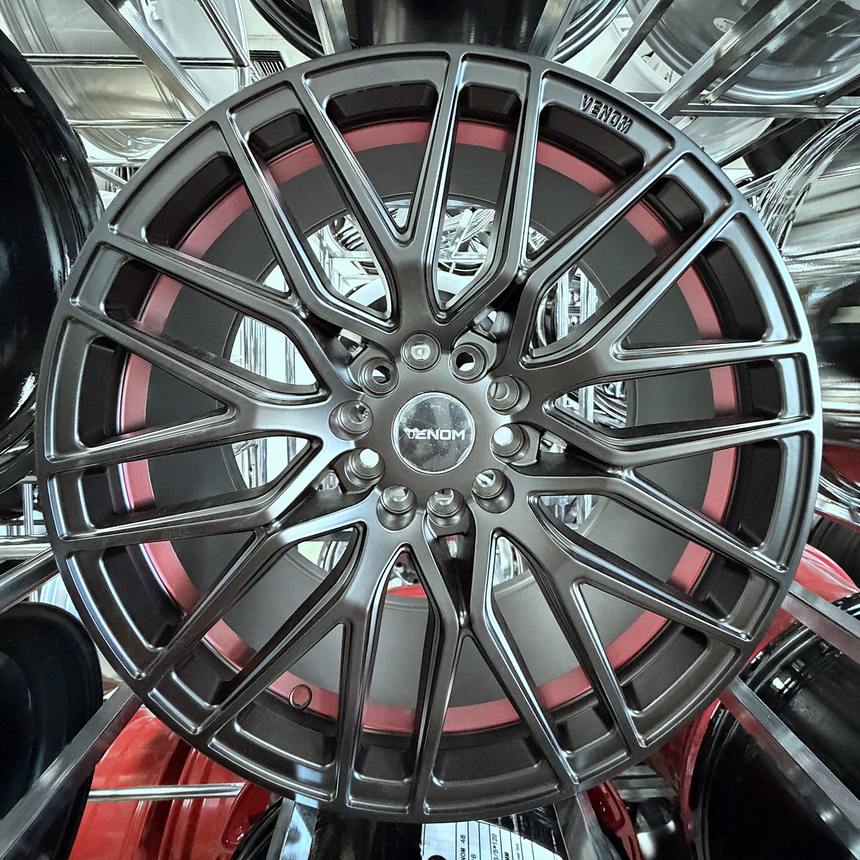 Venom satin black custom wheel with red inner barrel and split multi-spoke design, in stock at Llantera Del Norte INC, 606 Peoria St, Aurora, Colorado / Rin personalizado Venom negro satinado con barril interior rojo y rayos múltiples, disponible en Llantera Del Norte INC en Aurora, Colorado